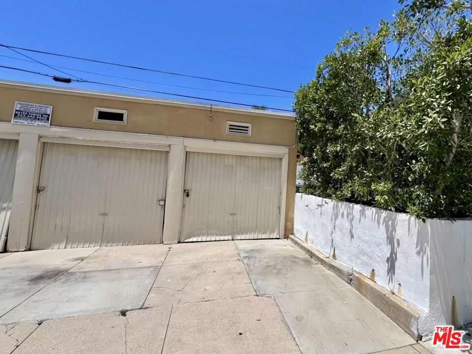 2011 N Vermont Avenue Property Photo 13