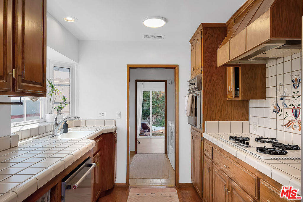 967 W 21st Street Property Photo 8