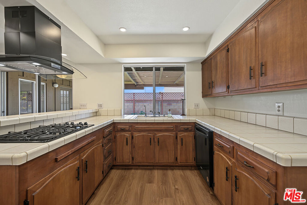 18612 Rayen Street Property Photo 9