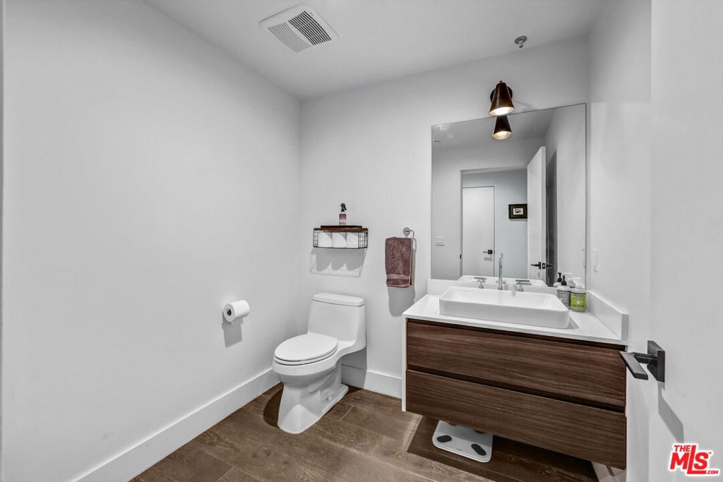 935 N Hudson Avenue 402 Property Photo 15