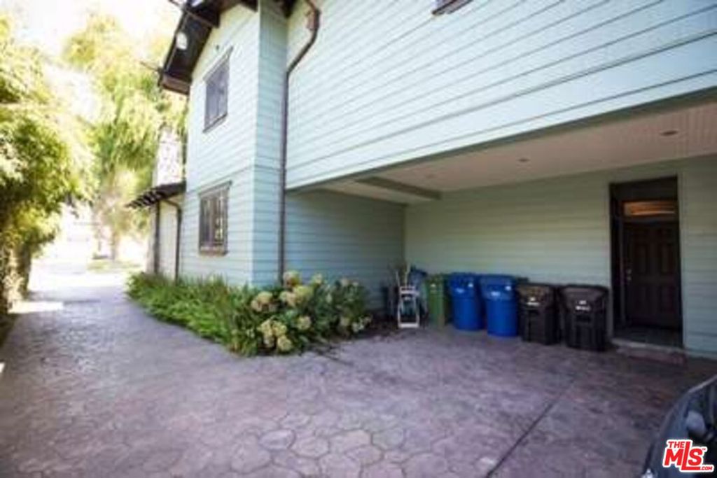 1513 Walgrove Avenue Property Photo 4