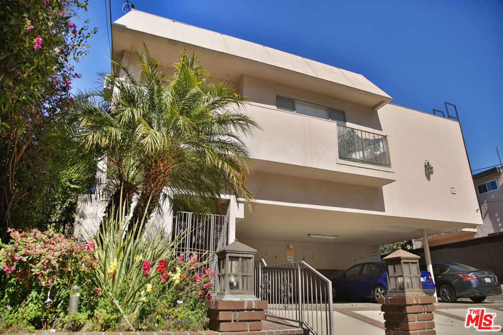 864 Granville Avenue Property Photo 1