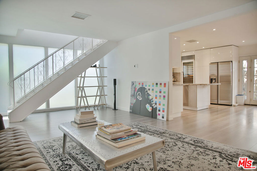 864 Granville Avenue Property Photo 9