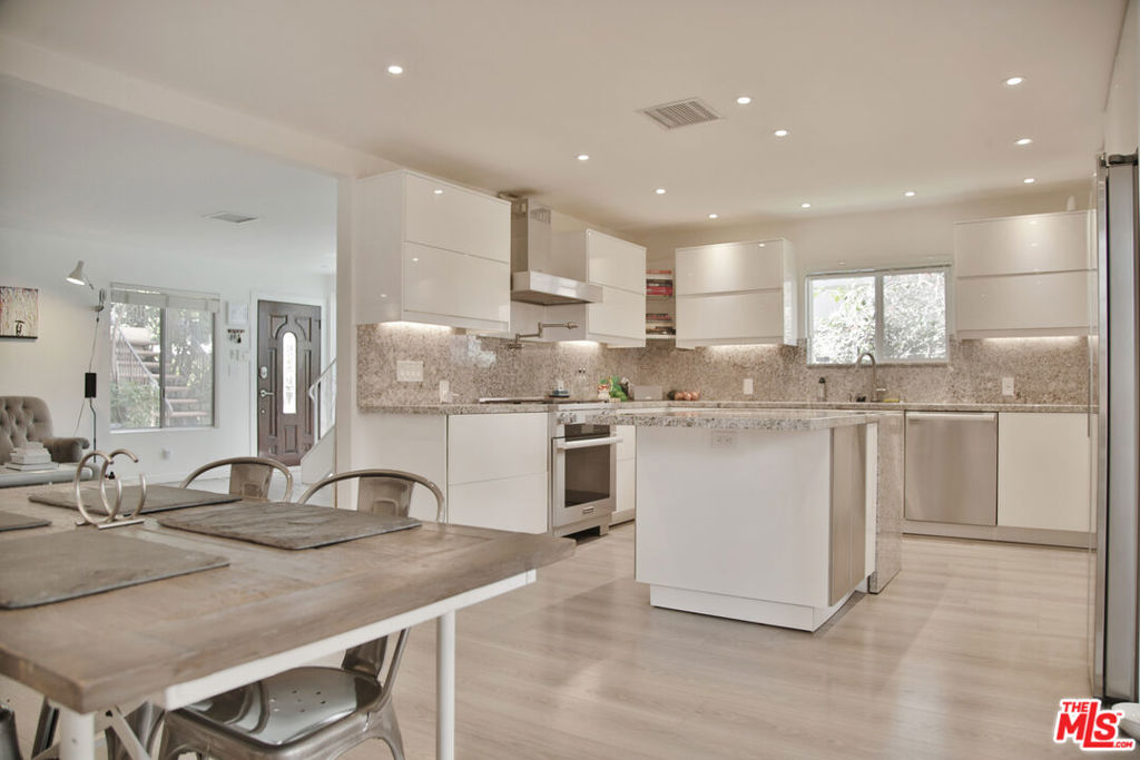 864 Granville Avenue Property Photo 10