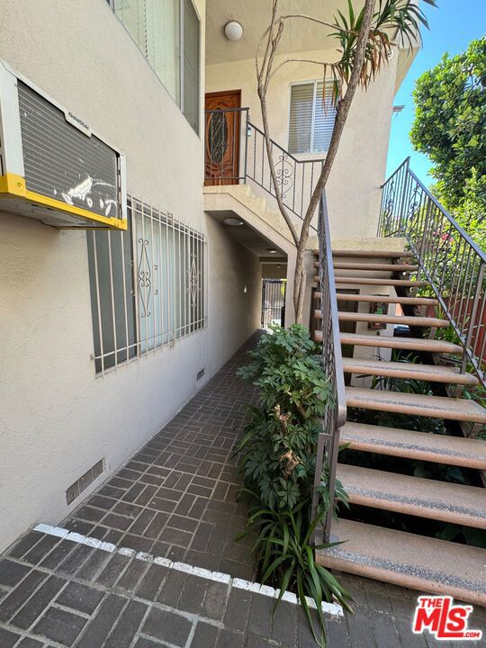 864 Granville Avenue Property Photo 24