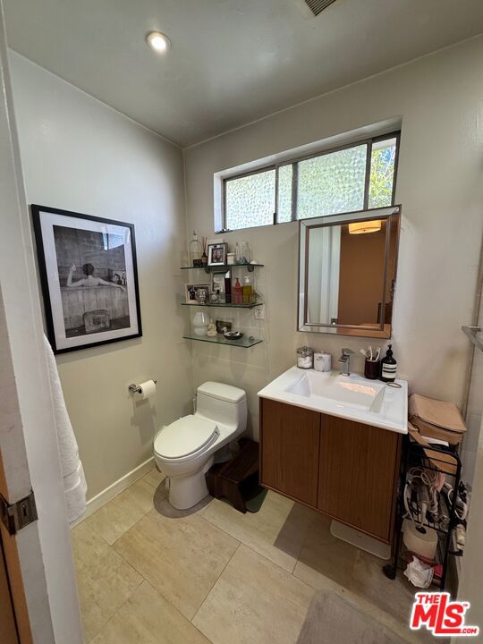 864 Granville Avenue Property Photo 39