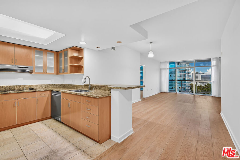 13700 Marina Pointe Drive 932 Property Photo 1