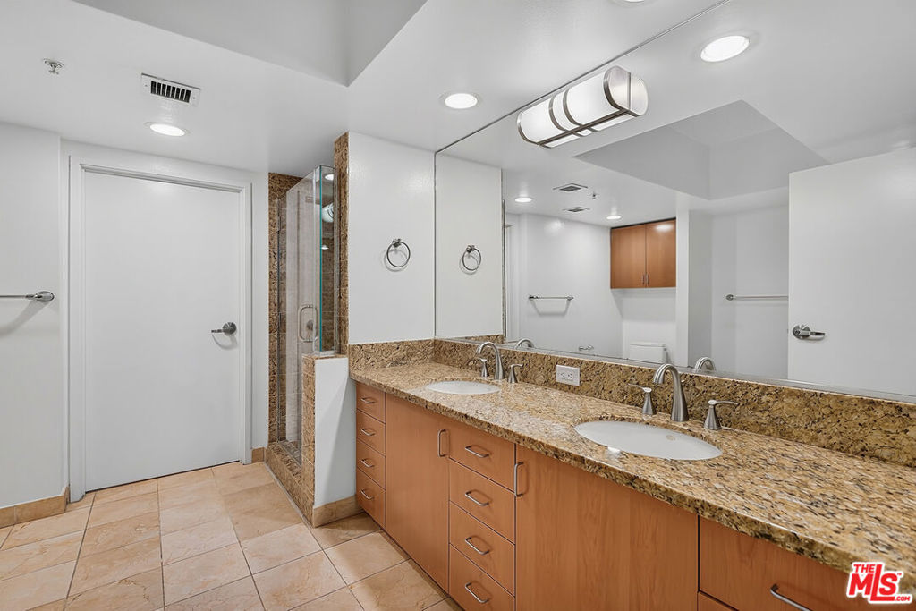 13700 Marina Pointe Drive 932 Property Photo 22