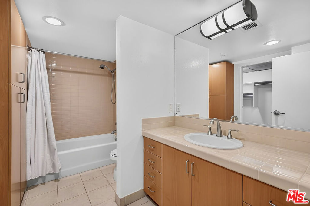 13700 Marina Pointe Drive 932 Property Photo 27