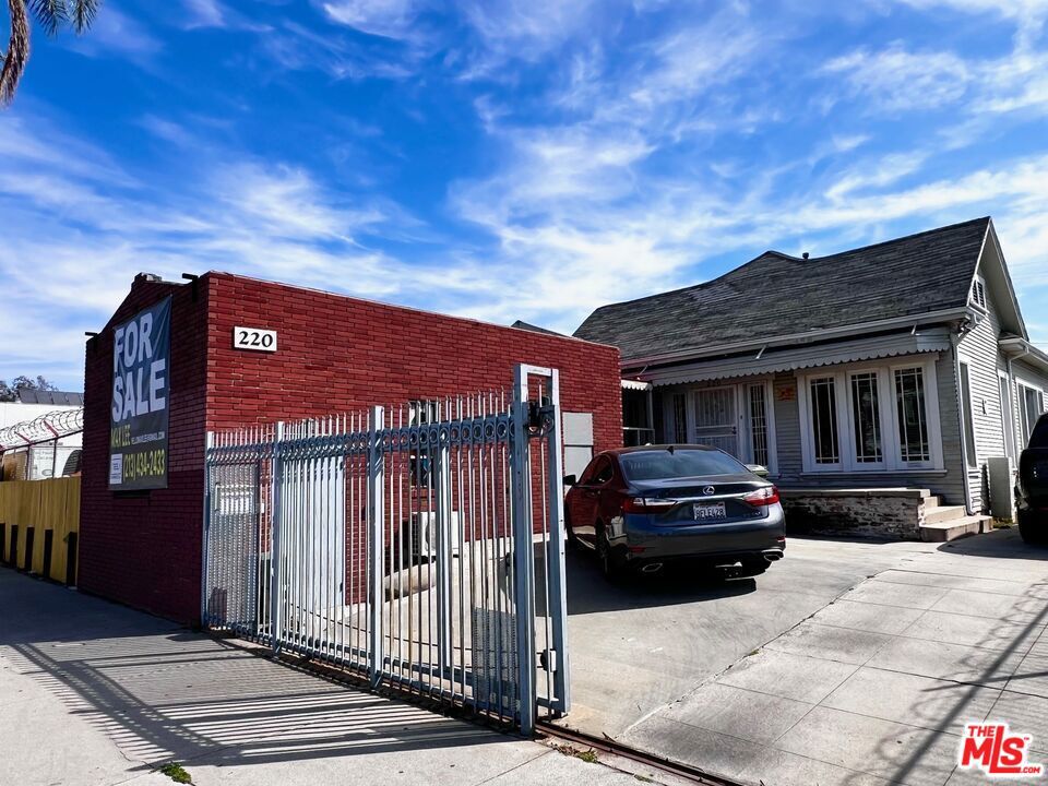 220 N Oxford Avenue Property Photo 2