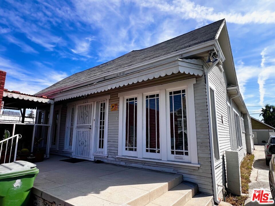 220 N Oxford Avenue Property Photo 4