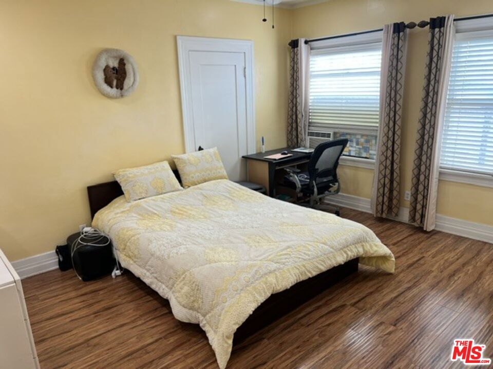 220 N Oxford Avenue Property Photo 14