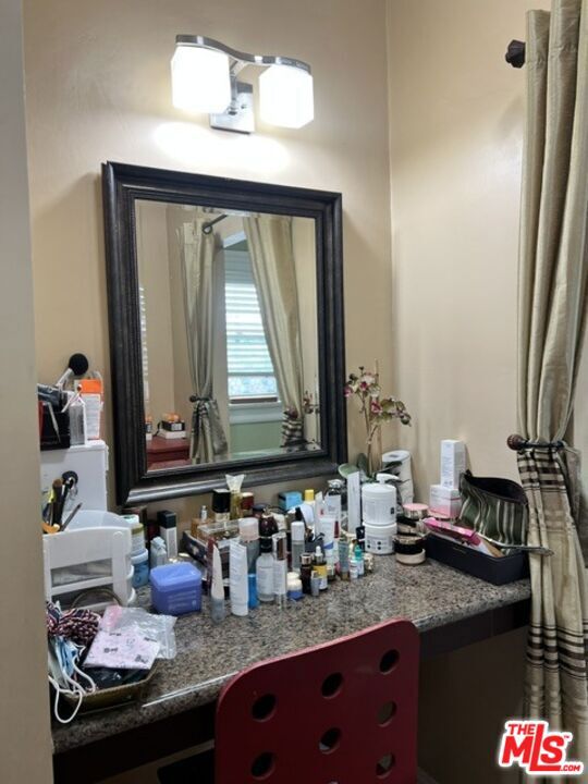 220 N Oxford Avenue Property Photo 18