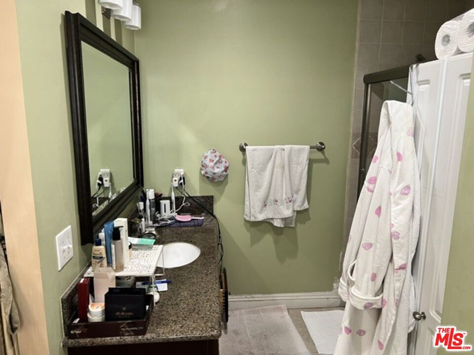 220 N Oxford Avenue Property Photo 19