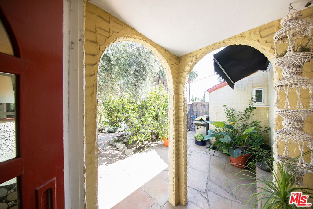 2129 N Beachwood Drive Property Photo 4