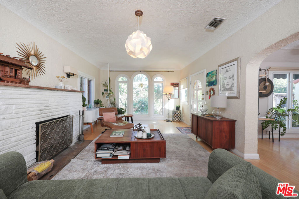 2129 N Beachwood Drive Property Photo 6