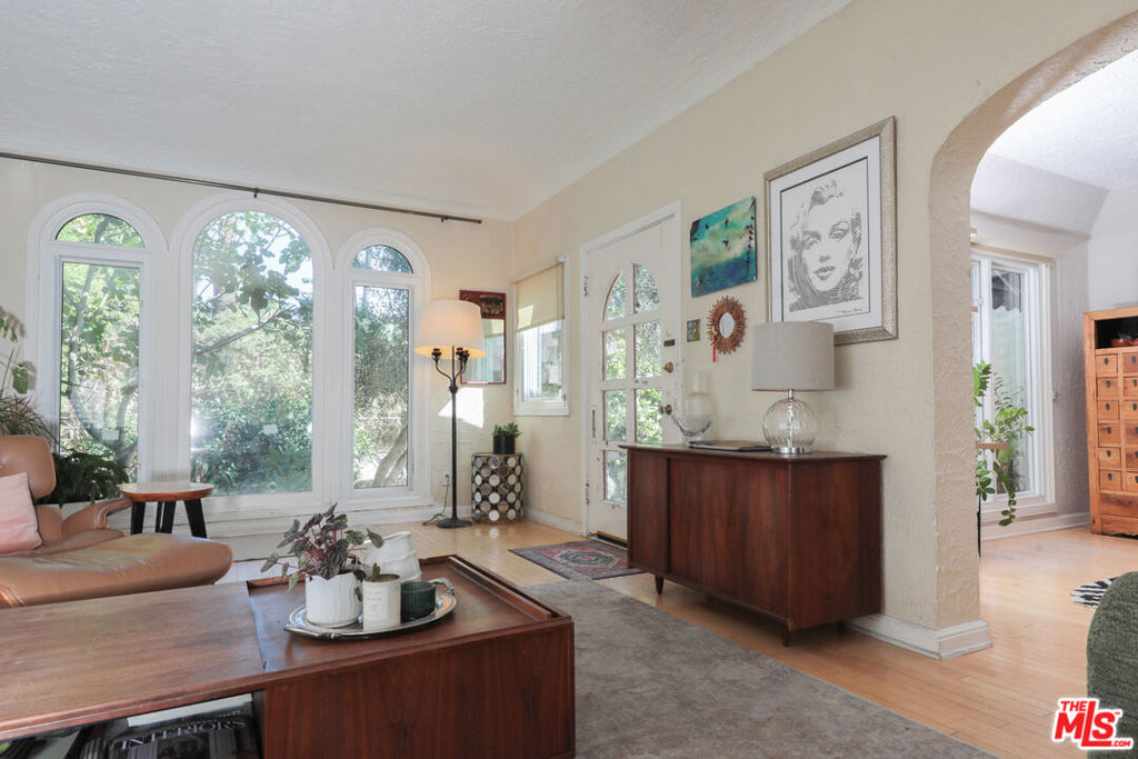 2129 N Beachwood Drive Property Photo 8