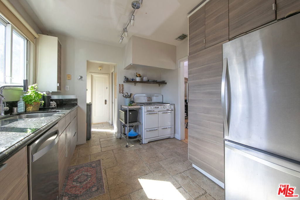 2129 N Beachwood Drive Property Photo 13