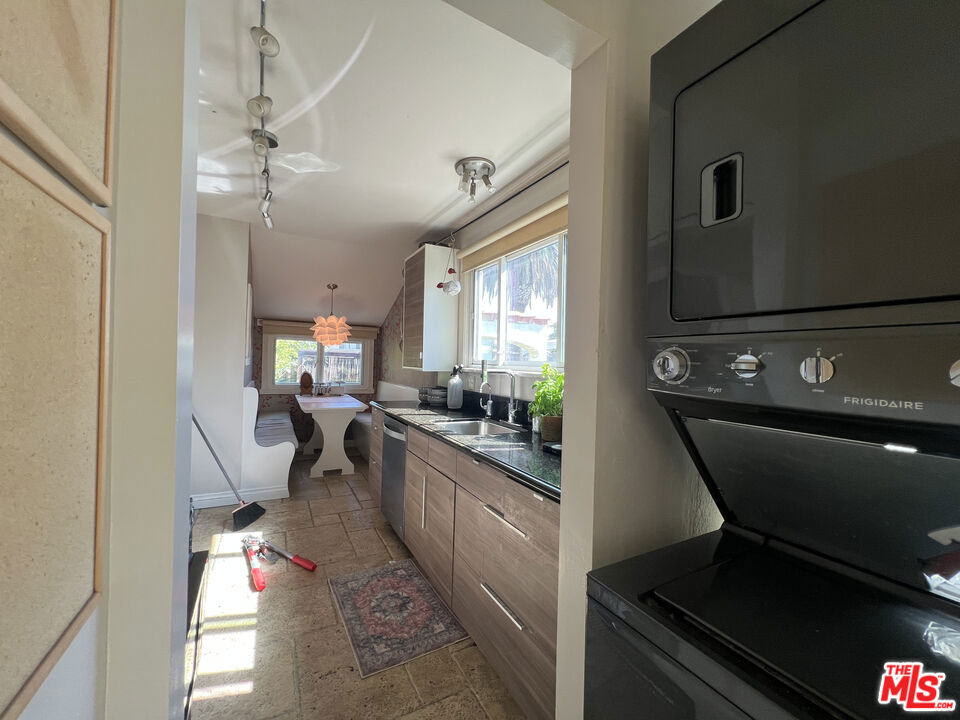 2129 N Beachwood Drive Property Photo 14