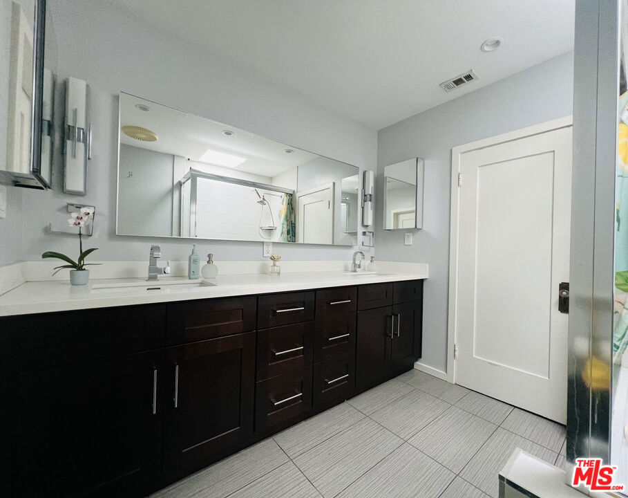2129 N Beachwood Drive Property Photo 16