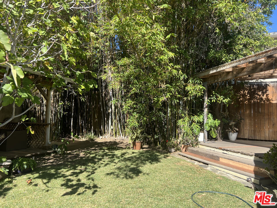 2129 N Beachwood Drive Property Photo 19