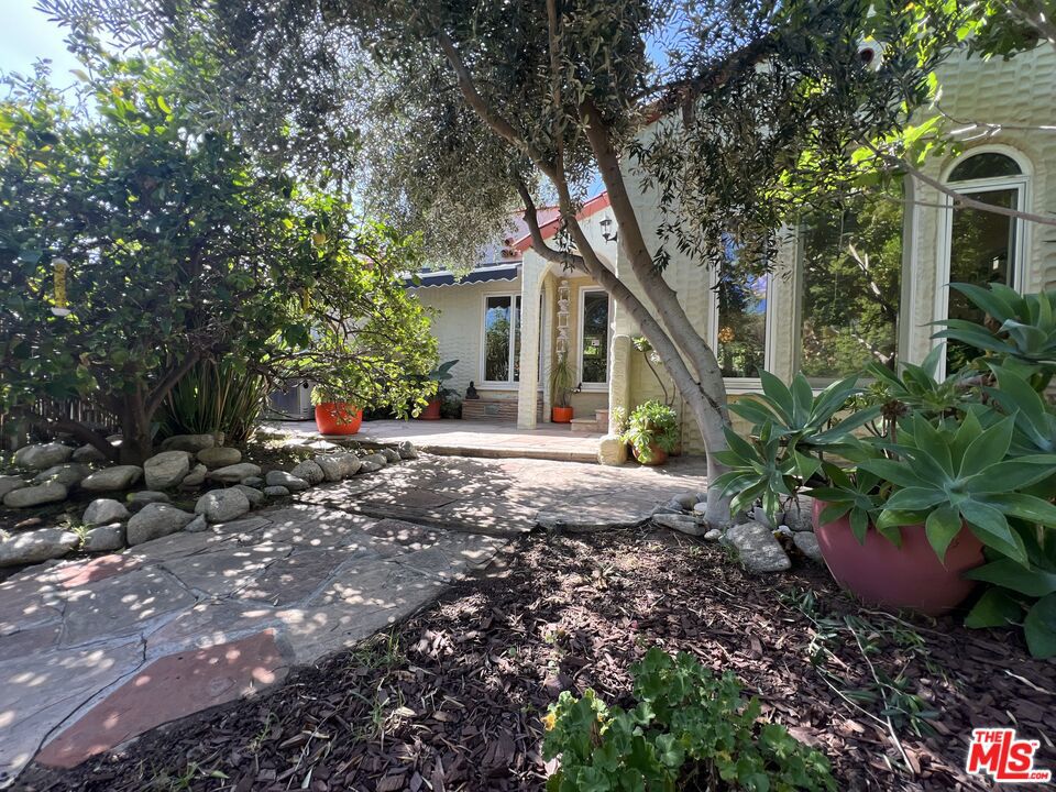 2129 N Beachwood Drive Property Photo 22