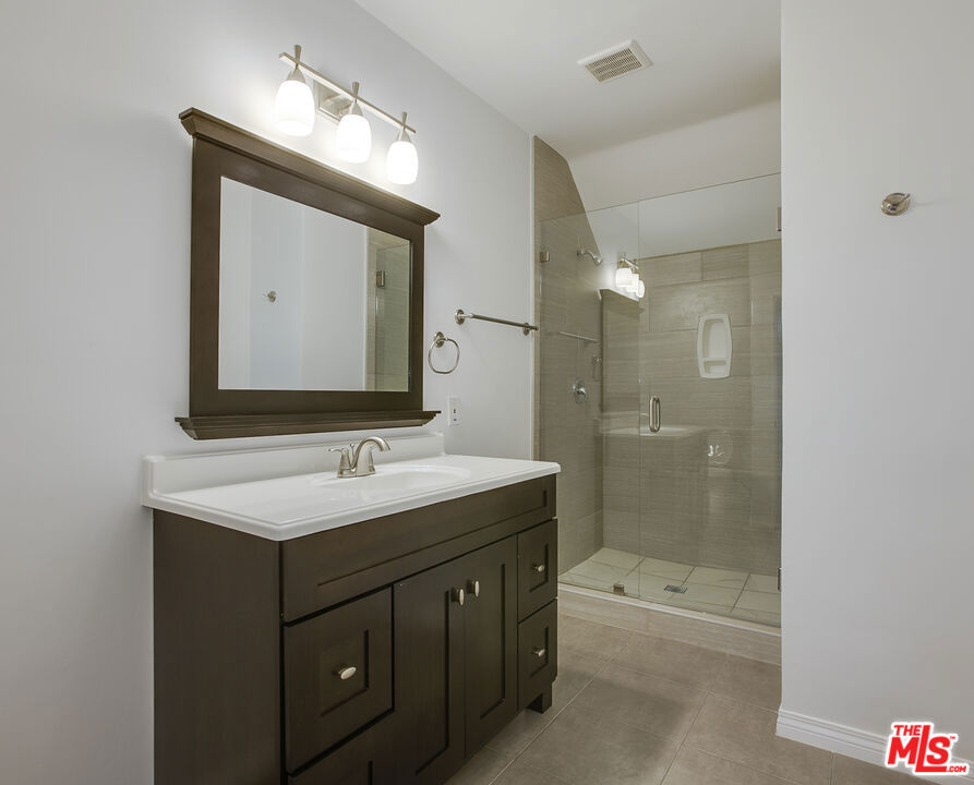 2765 W 8th Street Property Photo 7
