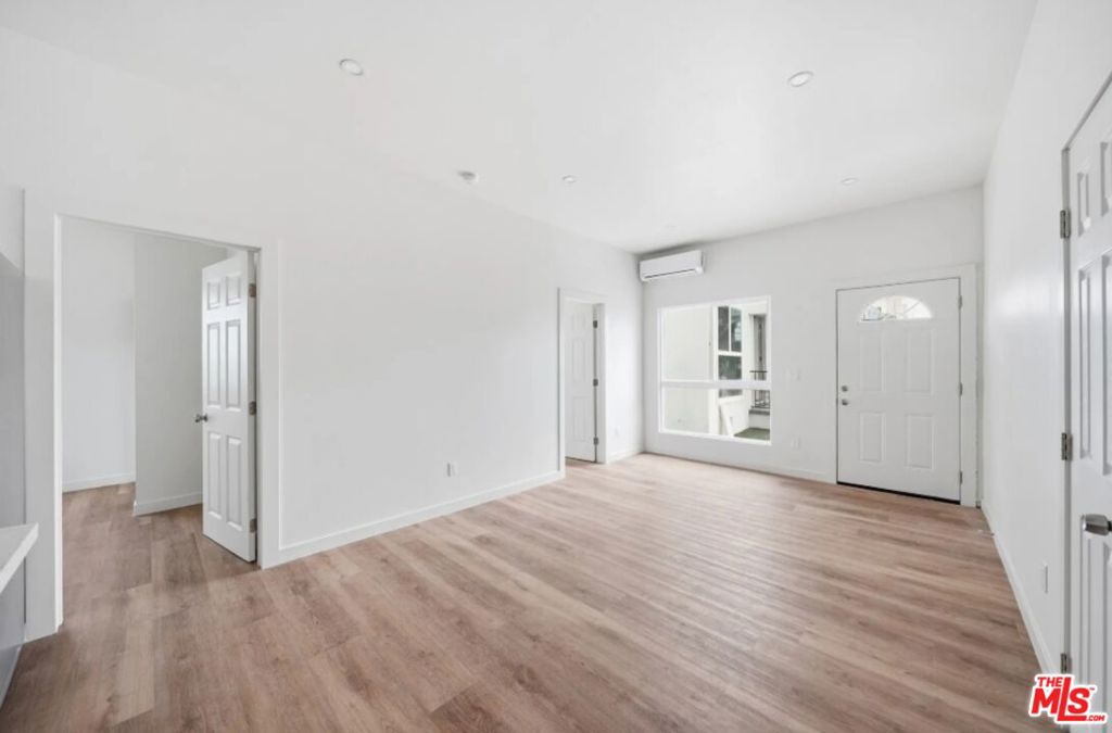 3026 W 12th Street Property Photo 3