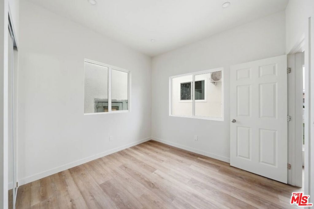 3026 W 12th Street Property Photo 4
