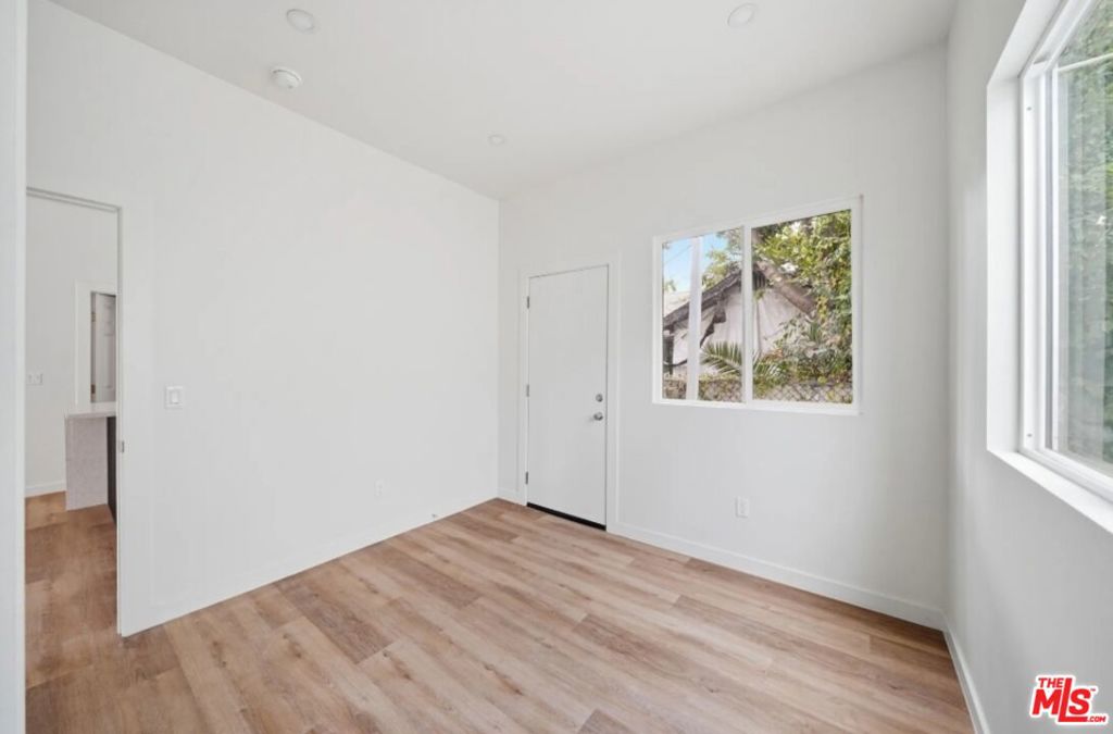 3026 W 12th Street Property Photo 5
