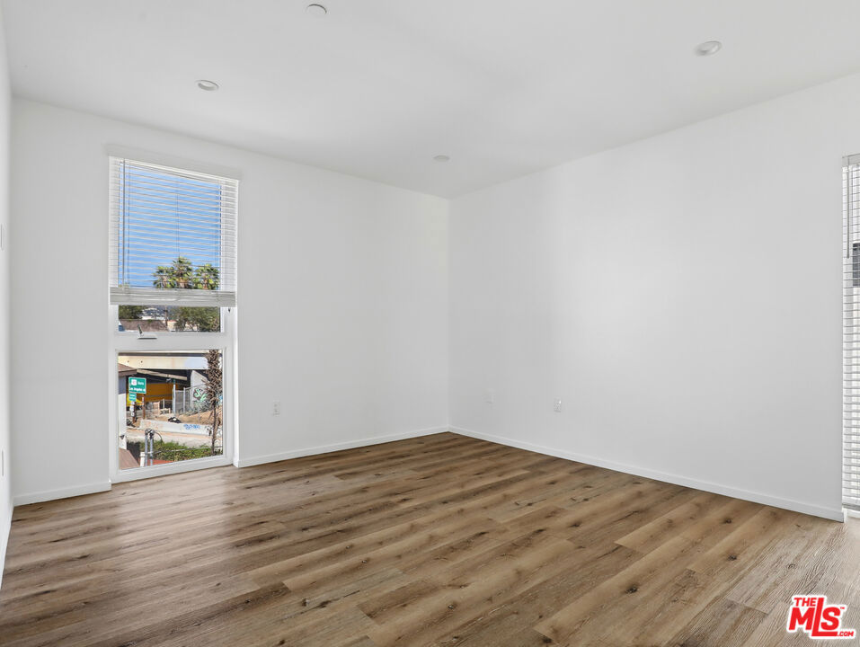 660 N Mariposa Avenue Property Photo 11