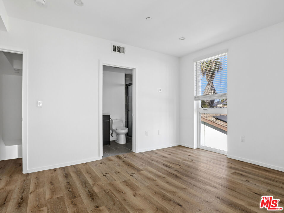 660 N Mariposa Avenue Property Photo 14