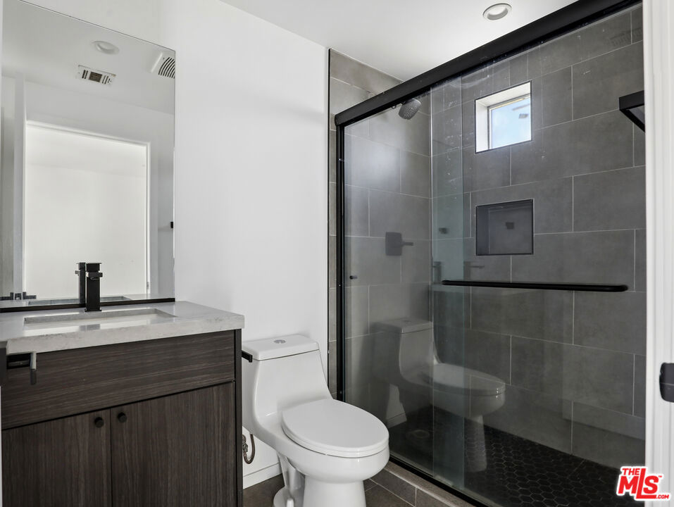 660 N Mariposa Avenue Property Photo 15