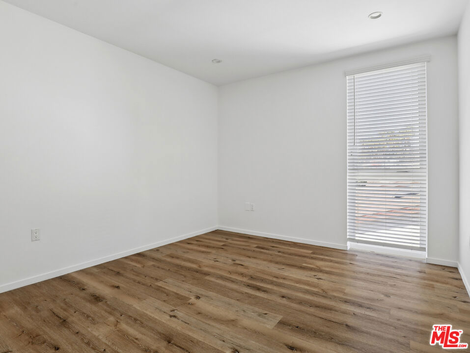 660 N Mariposa Avenue Property Photo 16