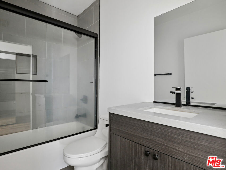 660 N Mariposa Avenue Property Photo 21