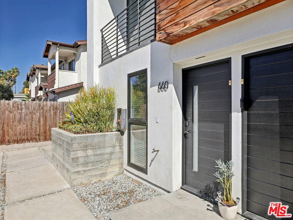 660 N Mariposa Avenue Property Photo 33