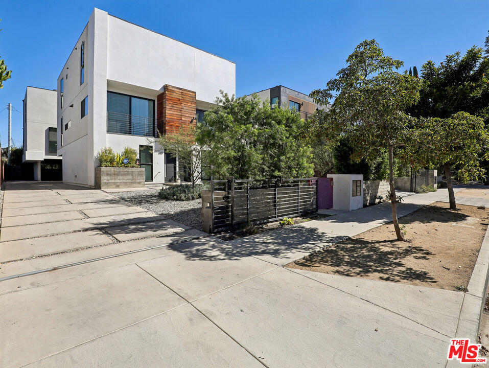 660 N Mariposa Avenue Property Photo 34