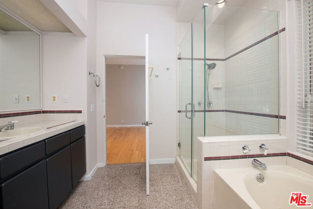 1927 Glendon Avenue 101 Property Photo 18