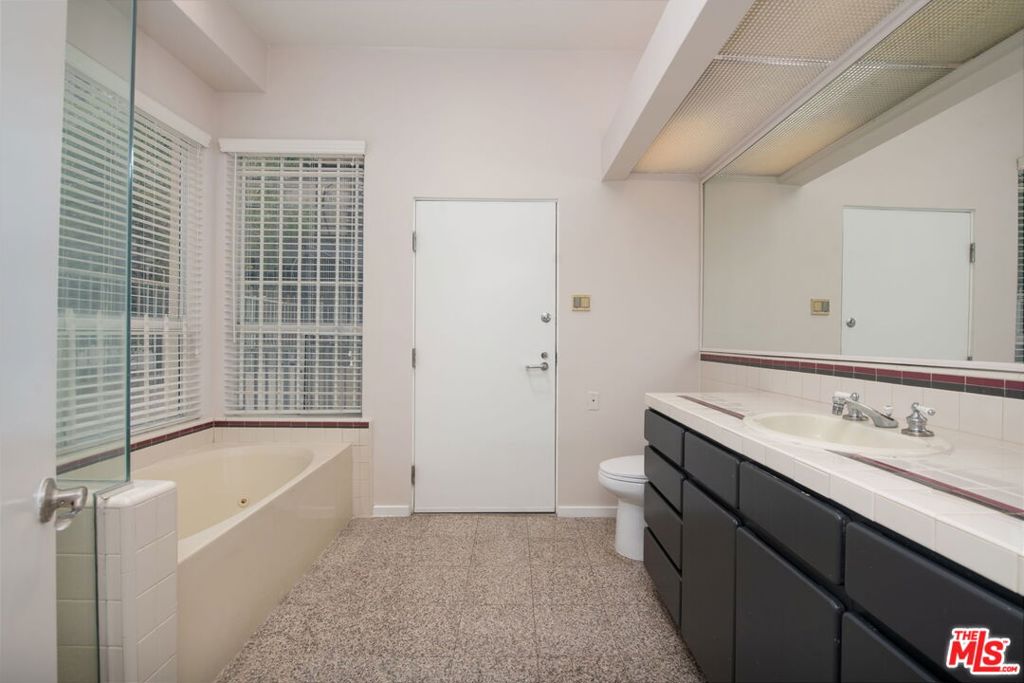 1927 Glendon Avenue 101 Property Photo 19