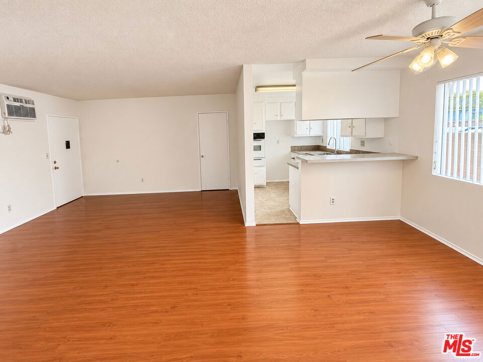 18444 Collins Street 9 Property Photo 3