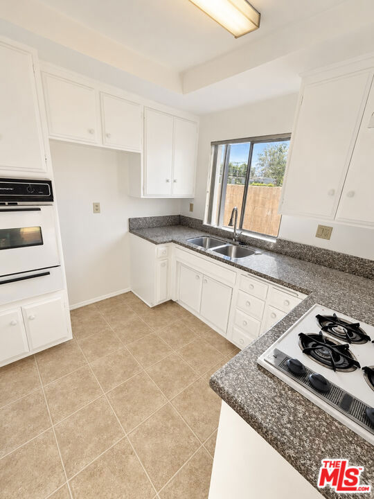 18444 Collins Street 9 Property Photo 6