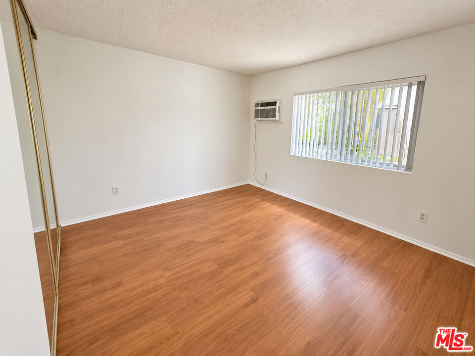 18444 Collins Street 9 Property Photo 7