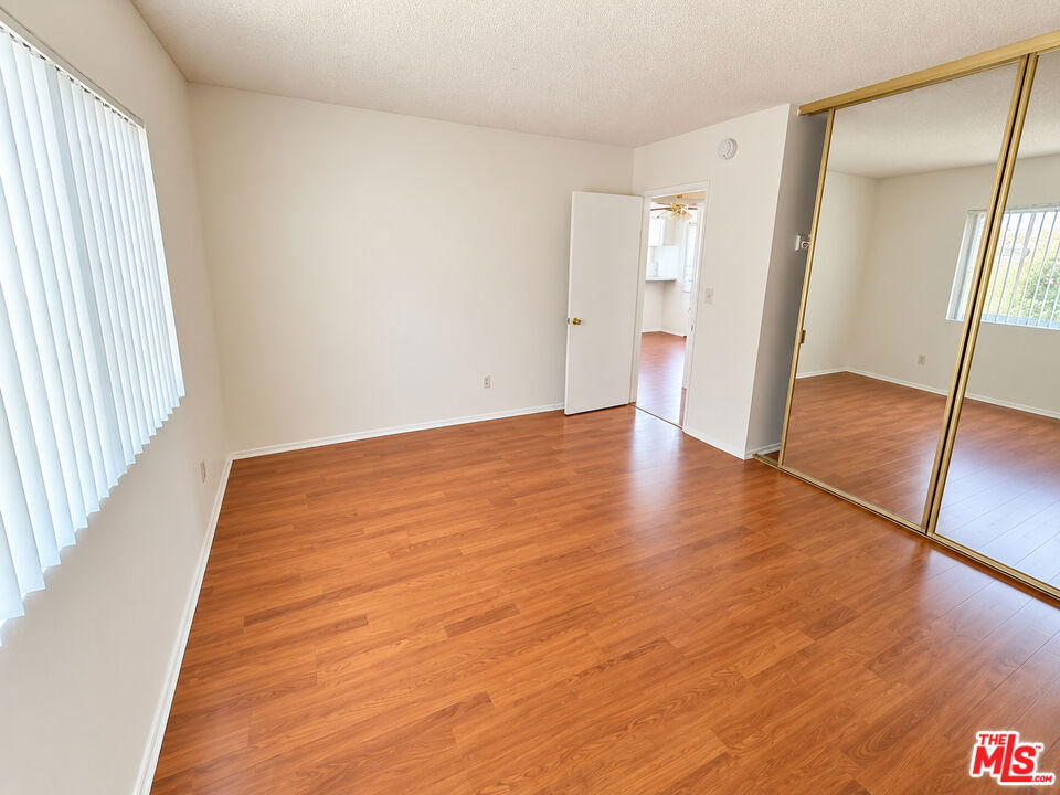 18444 Collins Street 9 Property Photo 8