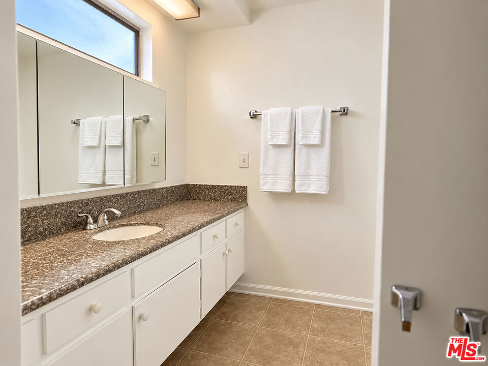 18444 Collins Street 9 Property Photo 10