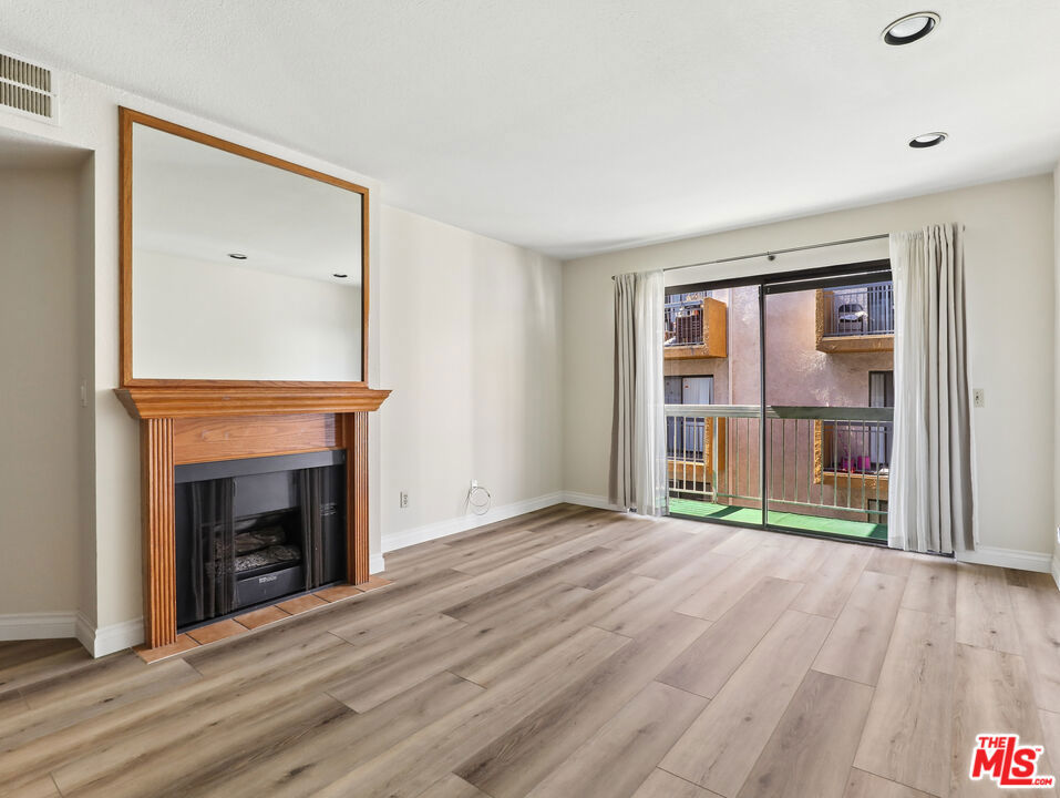 1519 N Martel Avenue 306 Property Photo 6