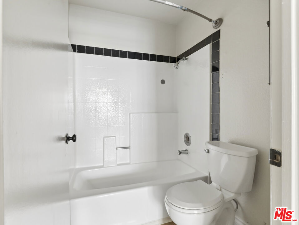 1519 N Martel Avenue 306 Property Photo 24