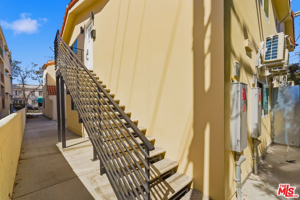 1134 1/2 S Wooster Street Property Photo 2