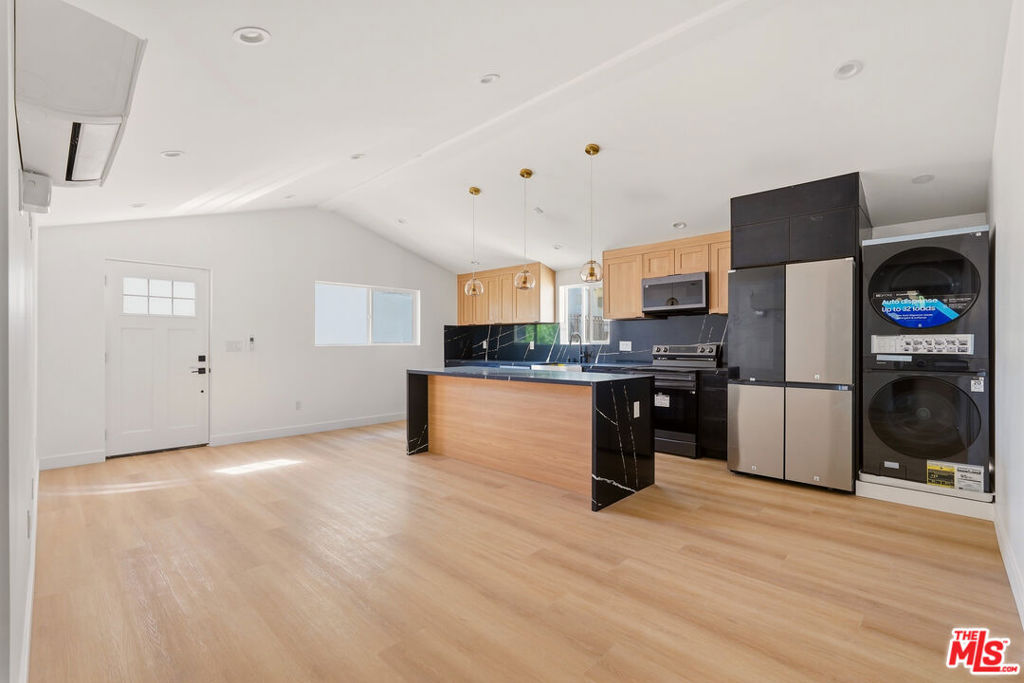 1134 1/2 S Wooster Street Property Photo 3