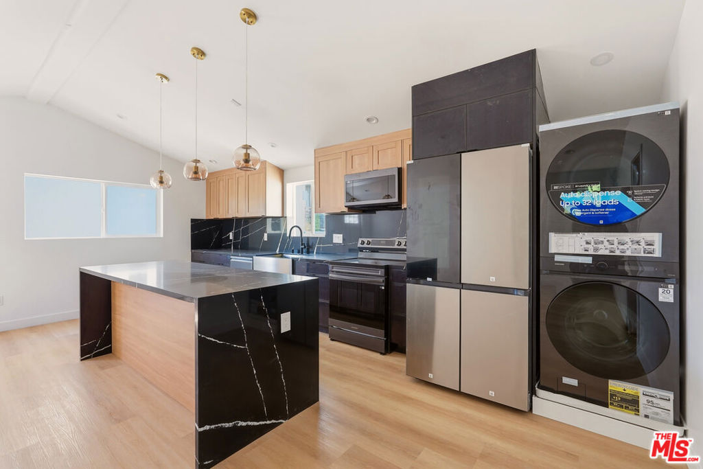 1134 1/2 S Wooster Street Property Photo 4