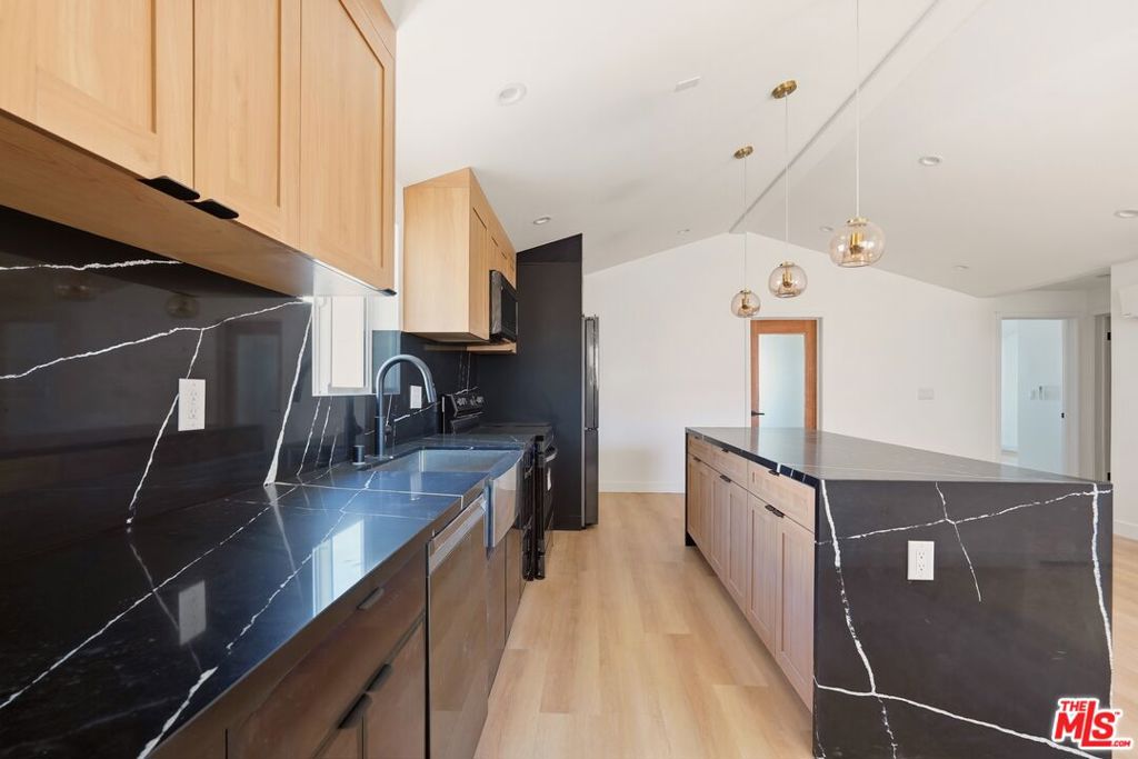 1134 1/2 S Wooster Street Property Photo 5